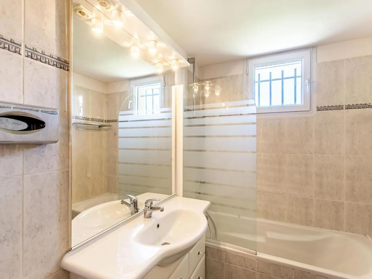 Comfortable Holiday Home With Swimming Pool Arles France
