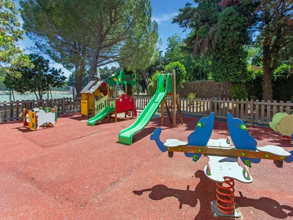 Comfortable Holiday Home With Swimming Pool Arles France