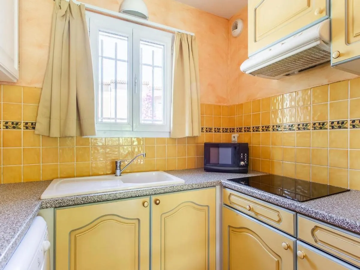 Comfortable Holiday Home With Swimming Pool Arles