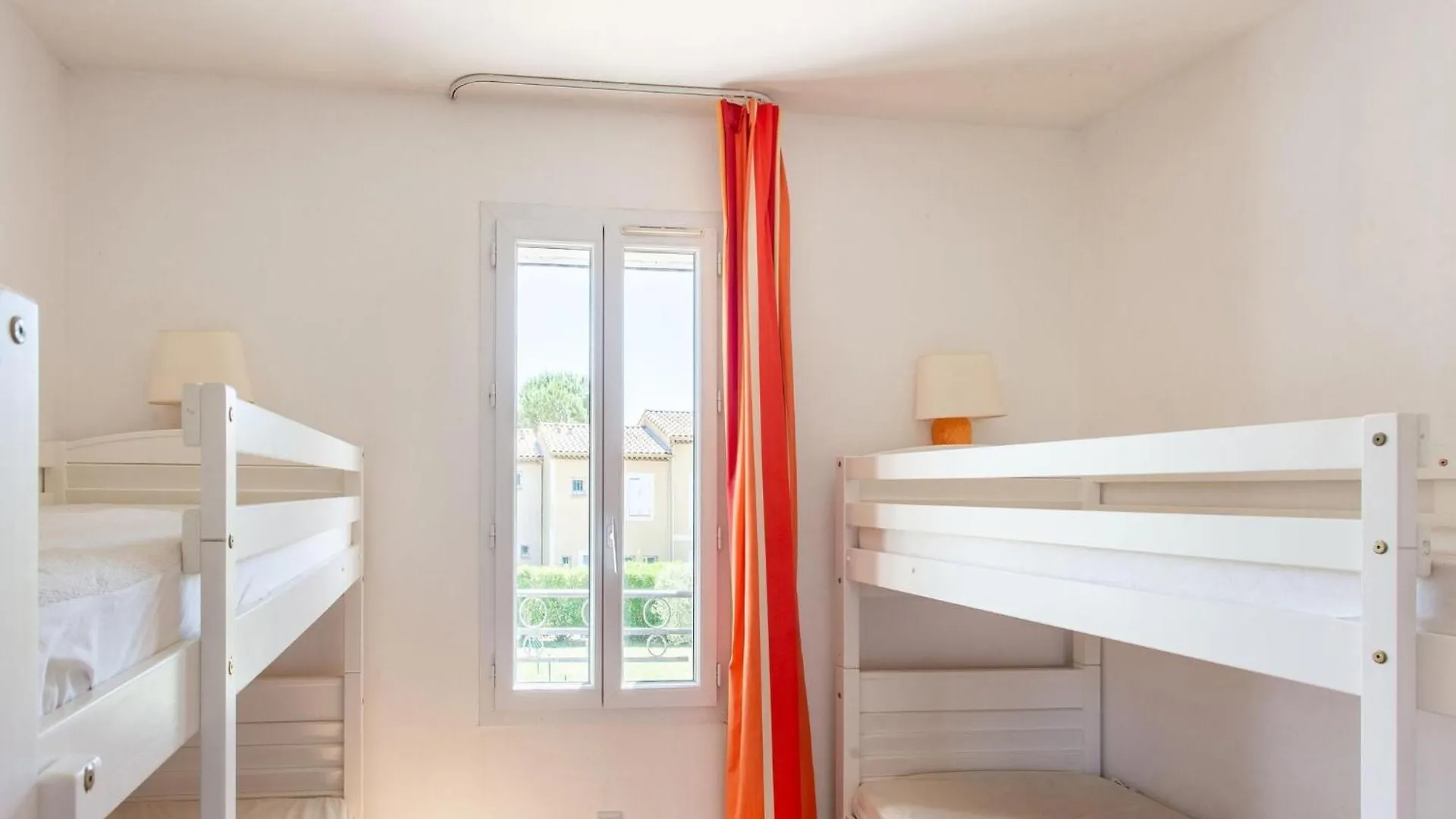 Comfortable Holiday Home With Swimming Pool Arles France