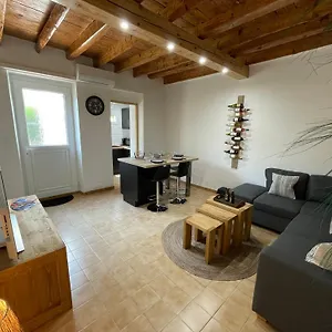 Maison De A 5 Min à Pied De La Tour Luma Hébergement de vacances